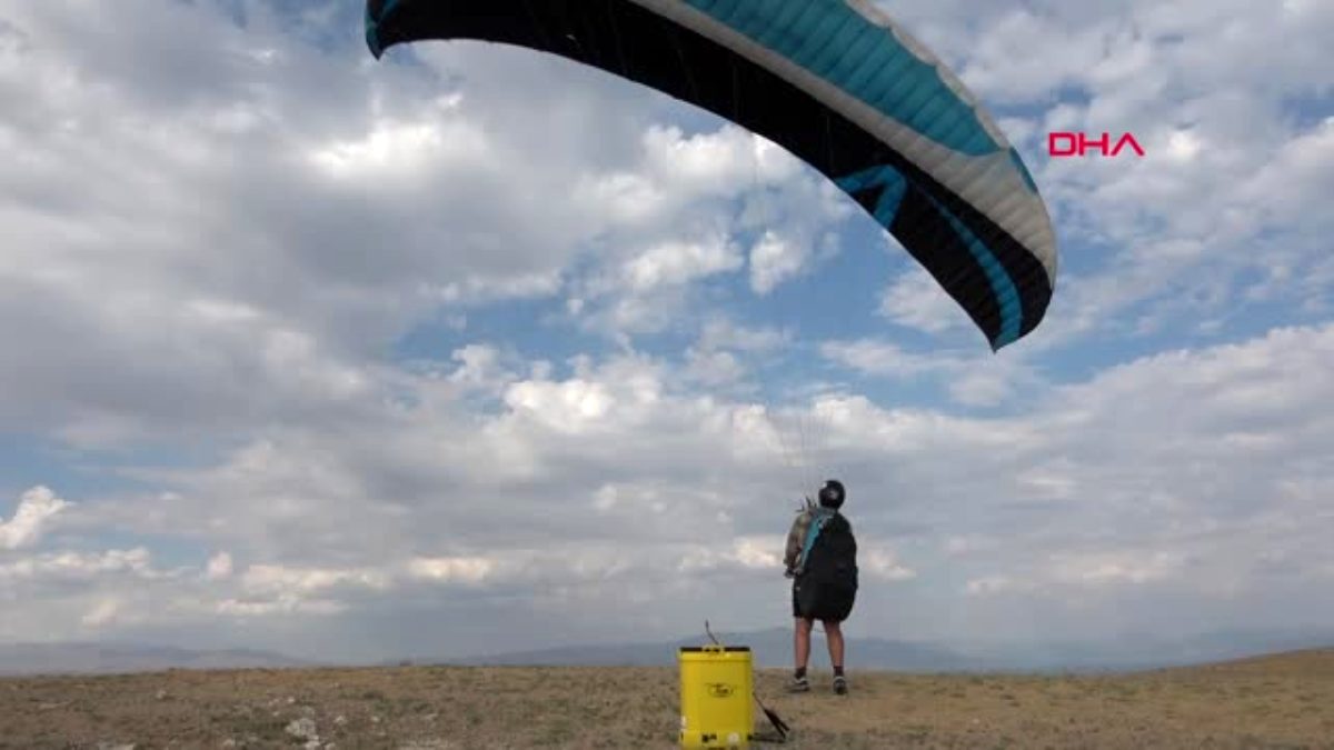 VAN Sırtına dezenfektan çantası bağlayıp yamaç paraşütü yaptı